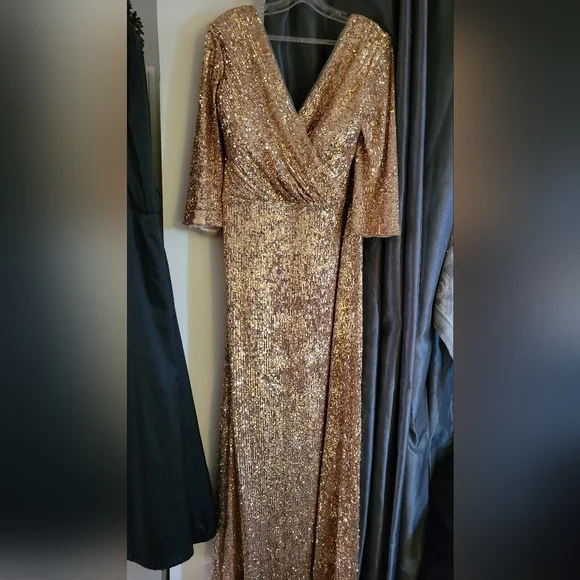 green emerald velvet dress Ladivine CD796C Plus Size Long Formal Fitted Prom Dress main image 0